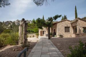 uma casa de pedra com um caminho à sua frente em Mas de Baubesse: Paradise in Provence em Les Baux-de-Provence