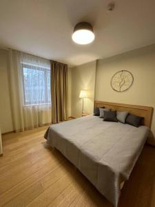 una camera con un grande letto e una finestra di Lodge Euphoria Apartment a Borovets