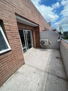 un edificio de ladrillo con un inodoro en el costado en Departamento Duplex B° Nueva Cordoba en Córdoba