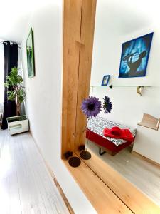 ein Zimmer mit einem Tisch und einer Blume in der Ecke in der Unterkunft 13 Family central modern app with Lake View in Montreux