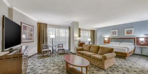 een hotelkamer met een bed, een bank en een tv bij Harveys Lake Tahoe Hotel & Casino in Stateline