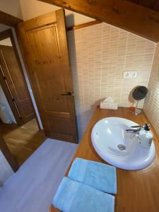 baño con lavabo y encimera con toallas en Relax en el Pirineo en Montanúy