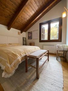 Un dormitorio con una cama grande y una ventana en Relax en el Pirineo en Montanúy