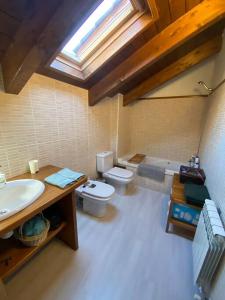 baño con 2 aseos y lavamanos en Relax en el Pirineo, en Montanúy