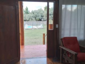 eine offene Tür zu einem Hinterhof mit einem Pool in der Unterkunft CABAÑAS LAS ACACIAS in Colonia Las Rosas