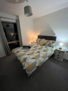 ein Schlafzimmer mit einem großen Bett und einem Fenster in der Unterkunft Belfast Luxury Apartment in Belfast