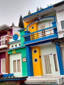 una casa pintada en los colores en Villa Highland No 7 P Berastagi View, en Berastagi