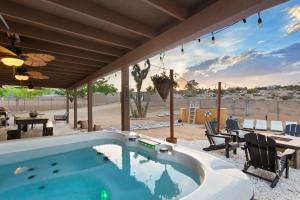 uma piscina numa casa com vista para o deserto em Alana House - Pool, Hot Tub, BBQ, Fire Pit and Walk to Hikes! home em Joshua Tree