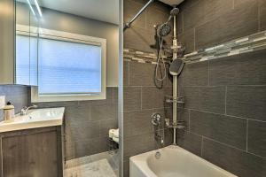 Un baño con ducha, bañera y lavabo. en Bradenton Home with Yard, 11 Mi to Beaches!, en Bradenton 20 fotos más