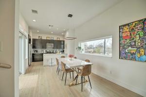 uma cozinha e sala de jantar com mesa e cadeiras em Downtown Houston Townhome with Balcony and Yard! em Houston