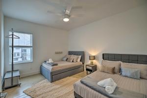 Giường trong phòng chung tại Downtown Houston Townhome with Balcony and Yard!