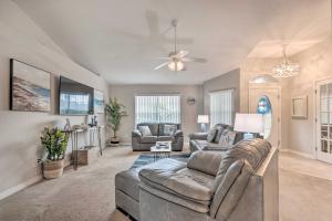 uma sala de estar com um sofá e uma ventoinha de tecto em Pensacola Home with Hot Tub 4 Miles to Beach! em Pensacola