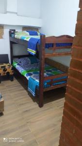 2 literas en una habitación con suelo en Hostal #10-33 en Cartagena de Indias