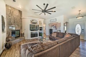 sala de estar amplia con sofá y TV en Luxe Lake Havasu City Home with Private Pool!, en Lake Havasu City