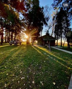 un'auto parcheggiata in un campo con il tramonto di Camino al Sol Domselaar wifi a Domselaar Altre 17 foto