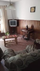 sala de estar con sofá y mesa en Hostel Monte Grande en Monte Grande