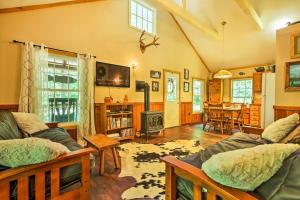Clearwater Cabin on 10 Acres with Trout Stream! في Monterey: غرفة معيشة مع أريكة ومدفأة