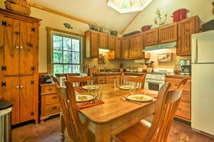 cocina con mesa de madera y armarios de madera en Clearwater Cabin on 10 Acres with Trout Stream!, en Monterey