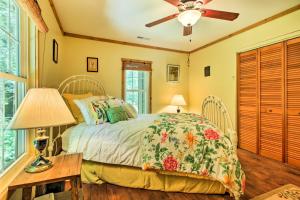 1 dormitorio con 1 cama y ventilador de techo en Clearwater Cabin on 10 Acres with Trout Stream! en Monterey