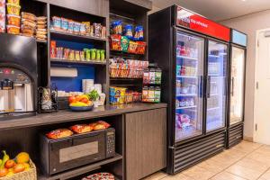 uma cozinha com um frigorífico e um micro-ondas em Sonesta Simply Suites Salt Lake City Airport em Salt Lake City