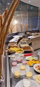 uma linha de buffet com muitos tipos diferentes de alimentos em Radisson Blu Hotel, Juba em Juba