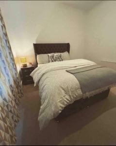 a bedroom with a bed and a night stand with a lamp at Two Bedroom Apartment in London in London +20 photos