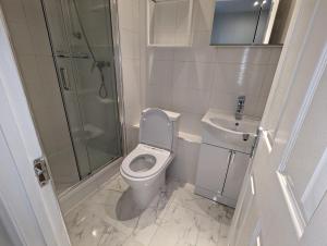 A bathroom at Shoreditch & Liverpool Street Room B
