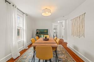 a dining room with a table and chairs at Family Friendly 2 Floor 2 BR Apt [Sunflower Stay] 