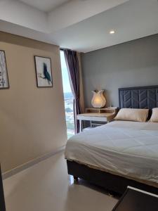 ein Schlafzimmer mit einem Bett mit einem Vogel an der Wand in der Unterkunft Amazing view 2 bedrooms new apartment in Batam Center