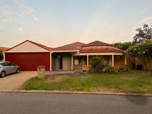 une maison avec une voiture garée devant elle dans l'établissement Lovely large studio in canning vale, à Perth