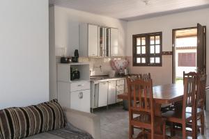 Virtuvė arba virtuvėlė apgyvendinimo įstaigoje Casa com churrasqueira prox a Praia de Cidreira RS