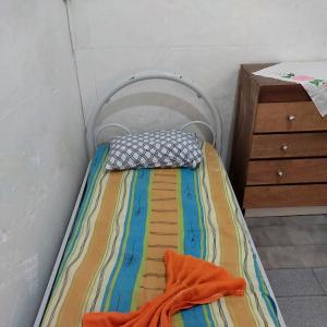 - un petit lit dans un coin de chambre dans l'établissement Quarto perto Pelourinho, à Salvador