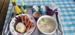 una bandeja con un plato de comida y un tazón de sopa en หลับสบายที่ดอยตุง Zuh meh ja Home lodge, en Ban Pa Kluai La Hu