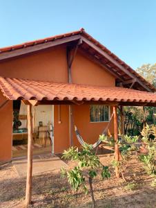 a house with a red roof at Chalé jatobá, venha viver essa experiência!!! in Alto Paraíso de Goiás