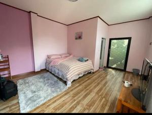 Postel nebo postele na pokoji v ubytování หลับสบายที่ดอยตุง Zuh meh ja Home lodge
