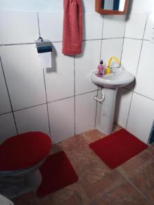 y baño con aseo y lavamanos. en Kitnet Pousada da T, en Pelotas