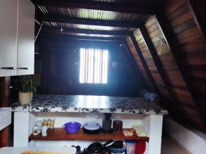uma cozinha com um fogão e uma janela em Cantinho da Vandisa em Ilhabela