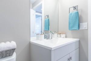 Ένα μπάνιο στο Modern & Stylish 2-Bedroom Unit +28 φωτογραφίες