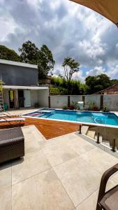 una piscina en medio de una casa en Pousada dos Sonhos - MP, en Miguel Pereira