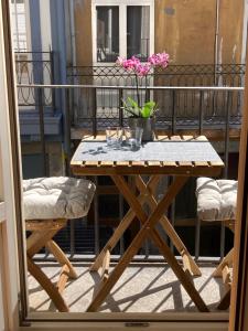 ポルトにあるCasas das Caldeirasの木製テーブル(花の咲くバルコニー)