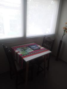 einen kleinen Tisch mit zwei Stühlen und einem Fenster in der Unterkunft cel2245508464 Céntrico in Dolores