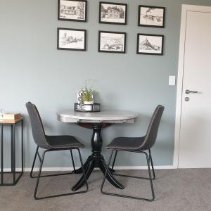 巴爾克盧薩的住宿－Piwakawaka Suite，一张桌子、两把椅子和一张桌子