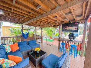 TV a/nebo společenská místnost v ubytování Hammocks & mini-golf! 10 mins from Beach!