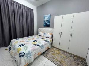 een kleine slaapkamer met een bed en een kast bij RUMAH MELATI by IMPIAN HOMESTAY KLIA-SALAK TINGGI-NILAI in Sepang