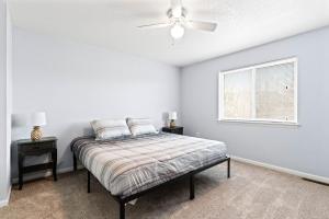 sypialnia z łóżkiem i wentylatorem sufitowym w obiekcie New King Bed Beautifully Updated KMC1312 w mieście Manhattan