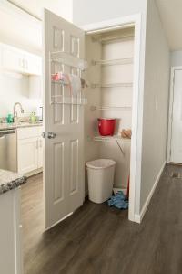 uma cozinha com uma porta aberta para uma cozinha com um lavatório em New King Bed Beautifully Updated KMC1312 em Manhattan
