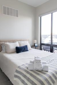 Un pat sau paturi într-o cameră la Beautiful Colbert Hills Apartment, Great Location, Wonderful Views KMF3022