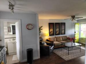 uma sala de estar com um sofá e uma mesa em Beautiful Getwaway, Big Back Yard, Huge Side Yard KSQ5616 em Shawnee