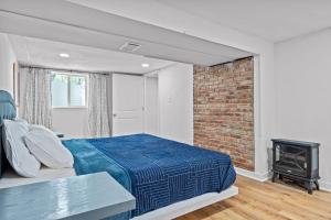 - une chambre avec un lit et un mur en briques dans l'établissement 2 King Beds, Huge Backyard, Full Master Suite with Mini Kitchen MLS1467, à Liberty