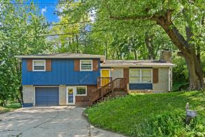 une maison avec un garage bleu et un arbre dans l'établissement 2 King Beds, Huge Backyard, Full Master Suite with Mini Kitchen MLS1467, à Liberty